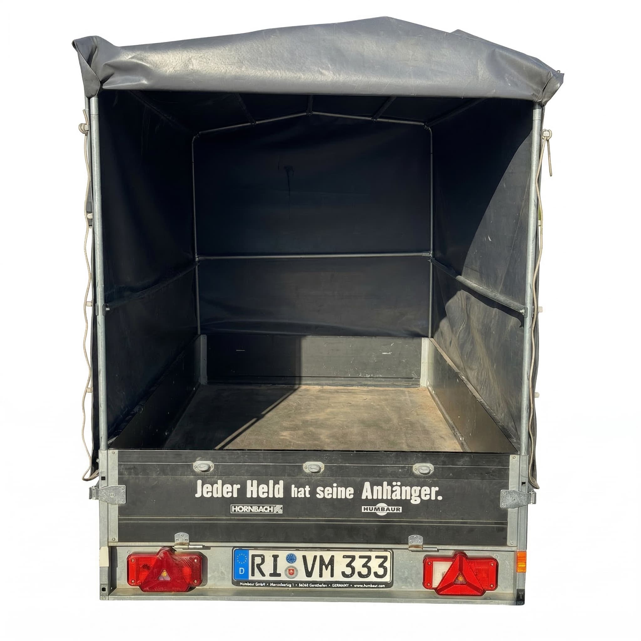 freepik__plain-white-clean-background-cropped-trailer-uncha__40228